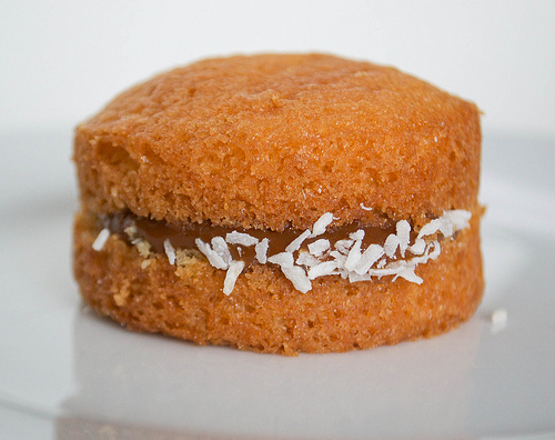 vanilla sponge wih dulce de leche coconut