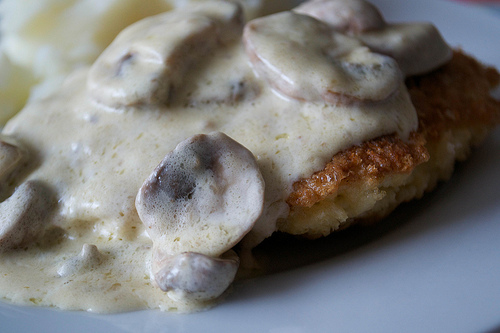 milanesas de pollo con salsa de champinones chicken milanesas with mushroom sauce