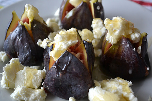 Figs with goat's cheese and honey