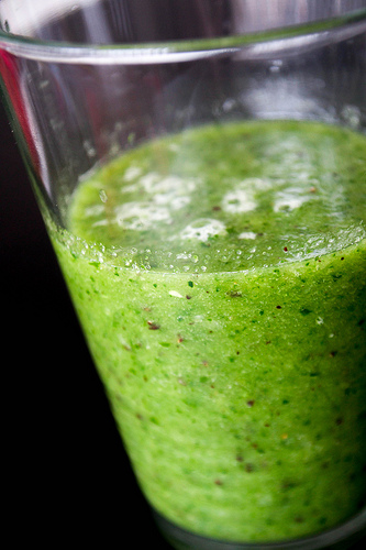 kiwi, apple, coriander ginger smoothie