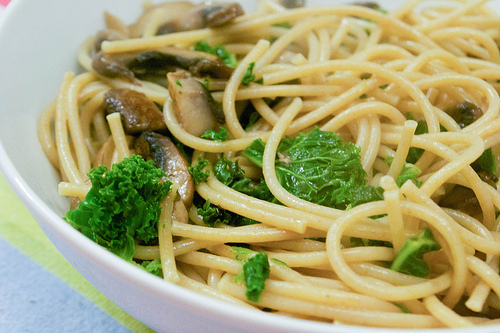 wholewheat spaghetti with kale and mushrooms