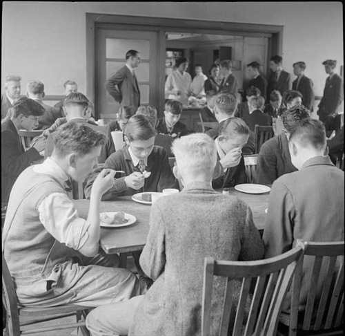 Technical_School-_Training_at_Tottenham_Polytechnic,_Middlesex,_England,_UK,_1944_D21388