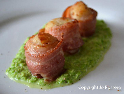 bacon-wrapped-scallops-on-pea-puree