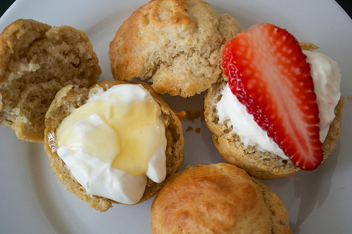 vanilla buns with honey and greek yoghurt and strawberries